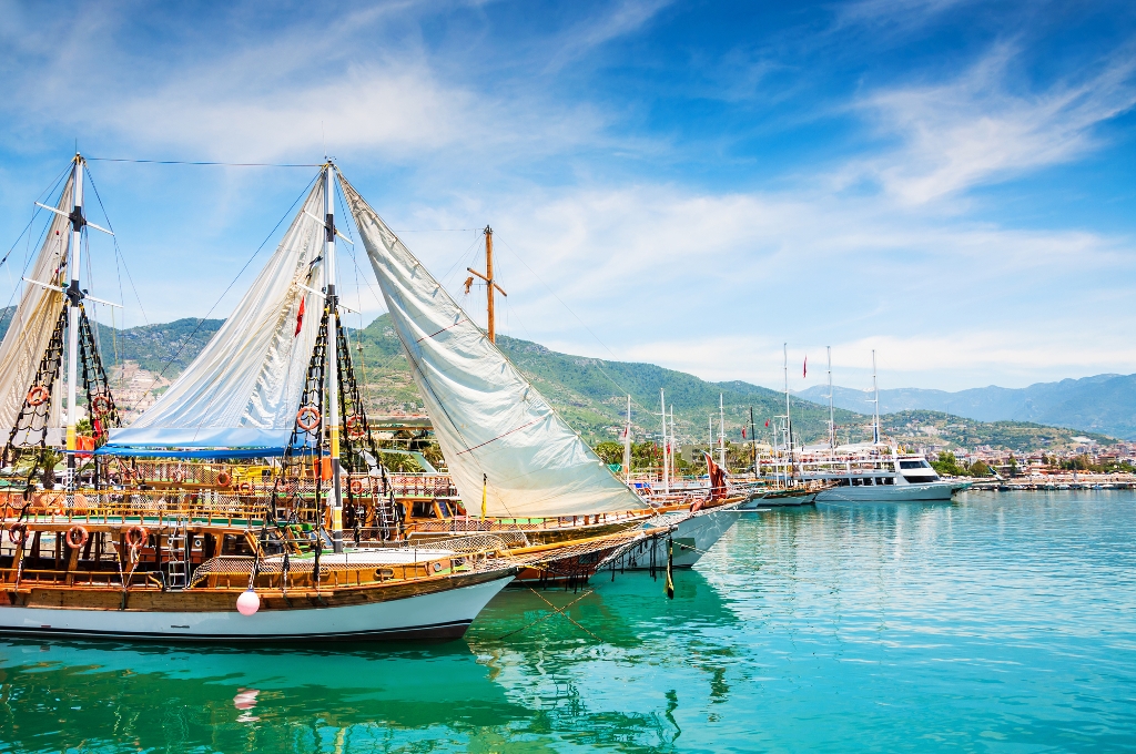 turistbåtar i hamnen i Alanya, Turkiet