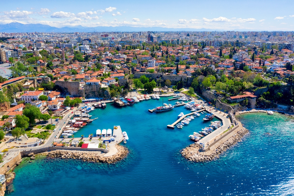 port w Antalyi, Turcja, zdjęcie zrobione w kwietniu 2019 r. w formacie HDR