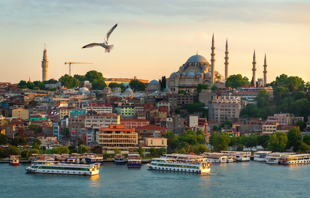 coucher de soleil dans la ville d'istanbul avec vue sur la baie de la corne d'or