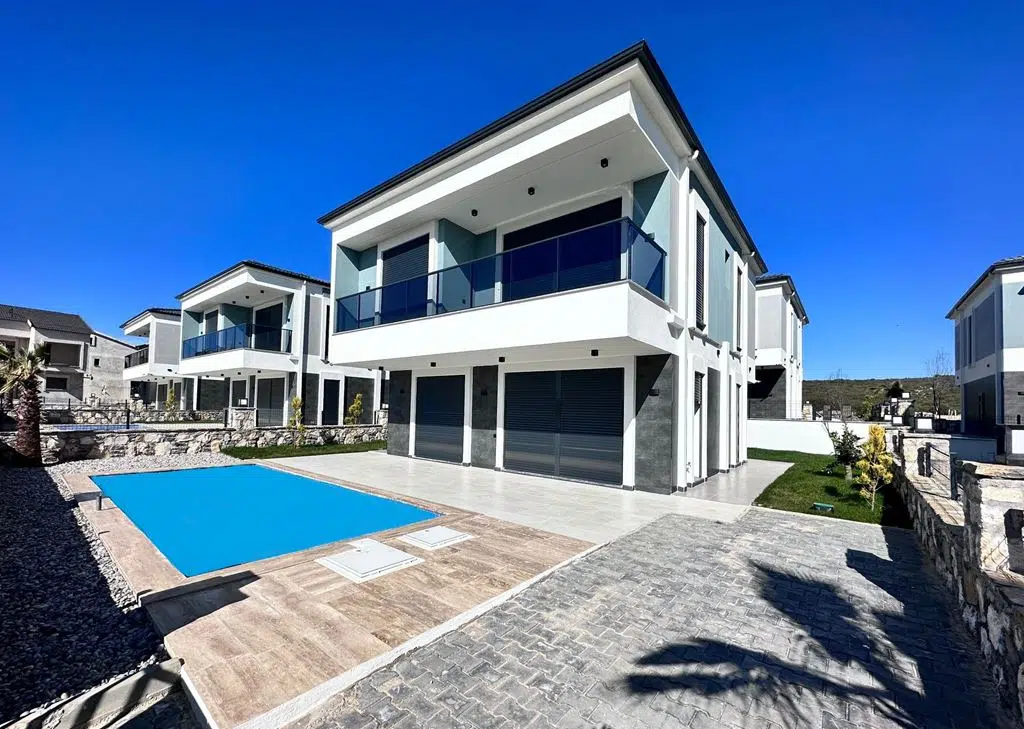 Contemporary Villas In Altinkum