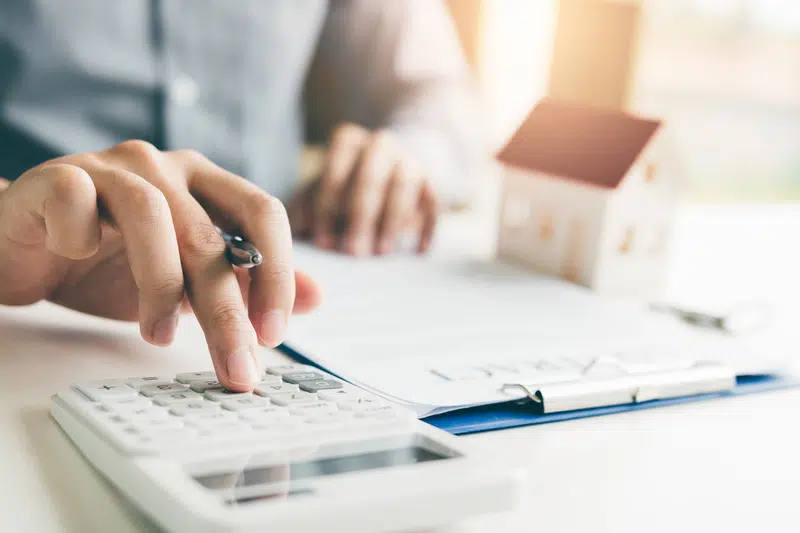 home agents are using a calculator to calculate the loan period