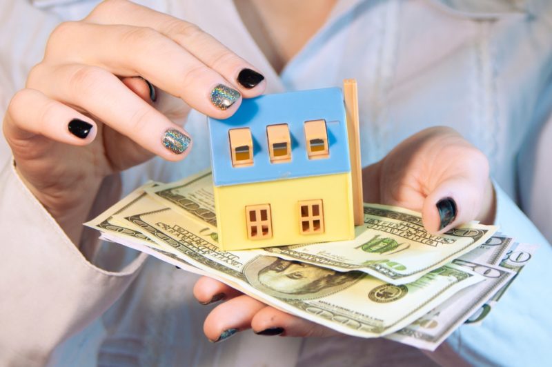 girl holding a house model and money 2022 11 15 23 15 37 utc(1)
