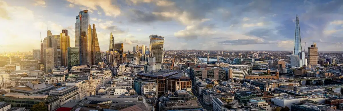 sonnenuntergang hinter den modernen wolkenkratzern der skyline von london, großbritannien